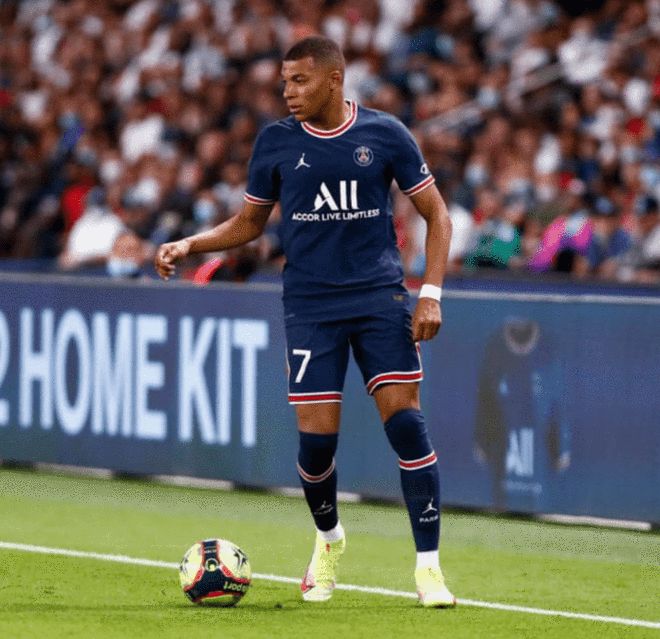  今晨法甲传出新动向；皇家马德里遗憾出局；管理层表态：管理层满意；阵容厚度经受考验